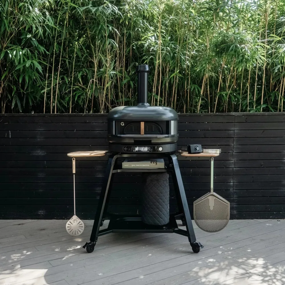 Gozney Dome Gen 2 Off Black auf dem Series Stand im Garten